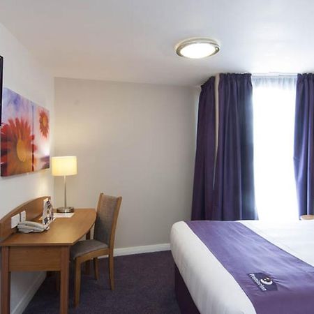 Premier Inn London Gatwick Airport South - London Road Crawley Kültér fotó