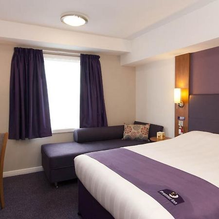 Premier Inn London Gatwick Airport South - London Road Crawley Kültér fotó