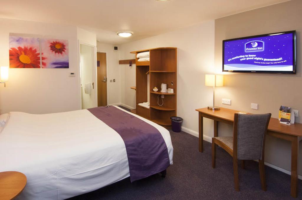 Premier Inn London Gatwick Airport South - London Road Crawley Kültér fotó