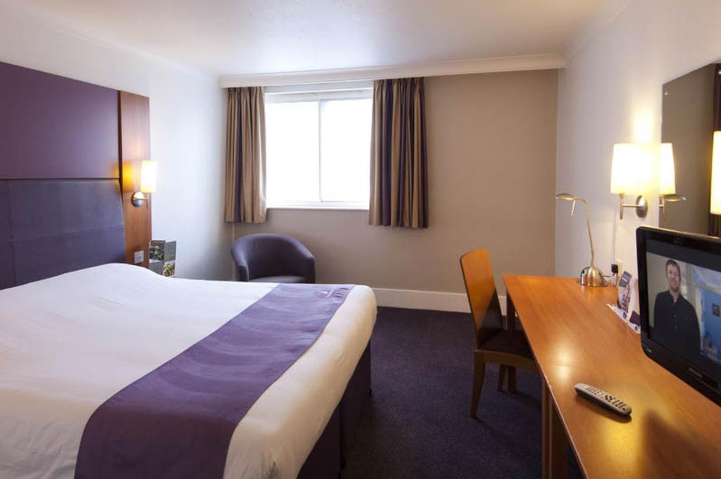 Premier Inn London Gatwick Airport South - London Road Crawley Kültér fotó