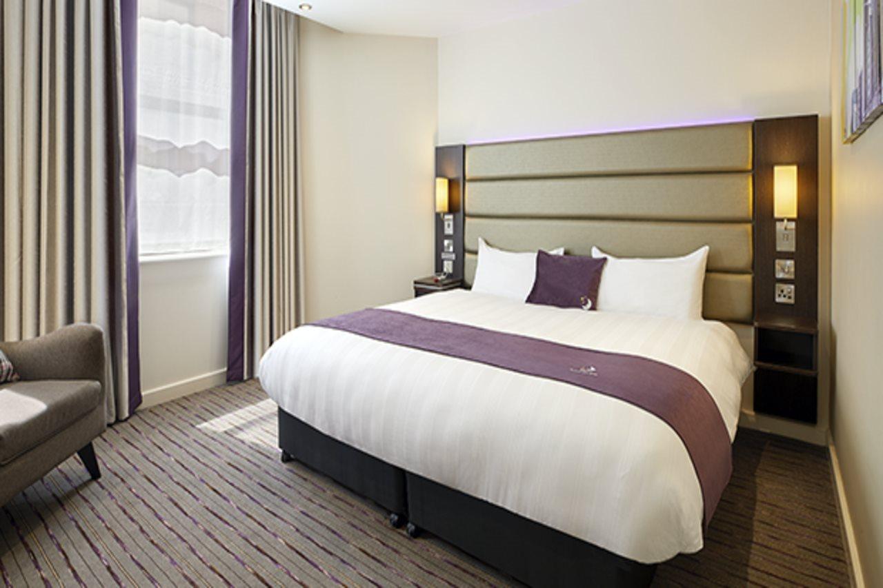 Premier Inn London Gatwick Airport South - London Road Crawley Kültér fotó