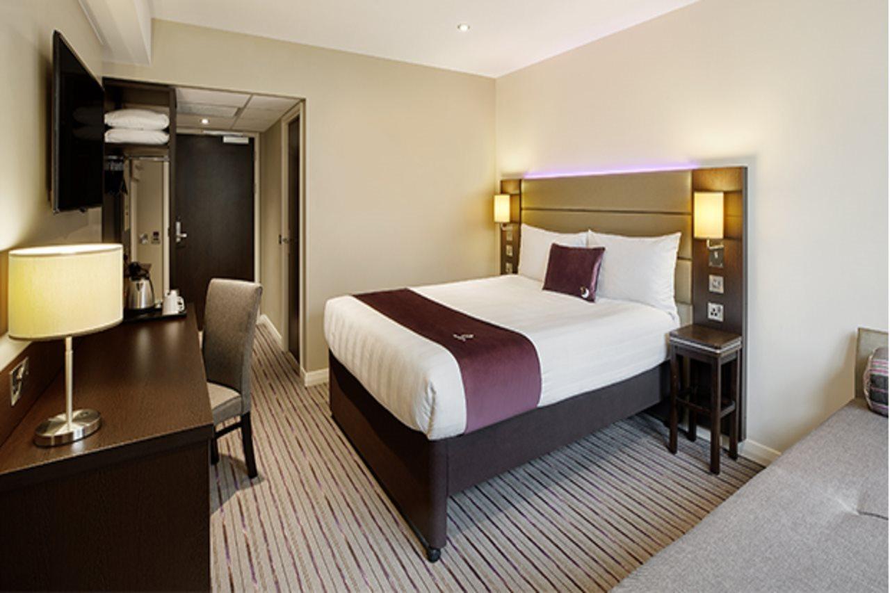 Premier Inn London Gatwick Airport South - London Road Crawley Kültér fotó