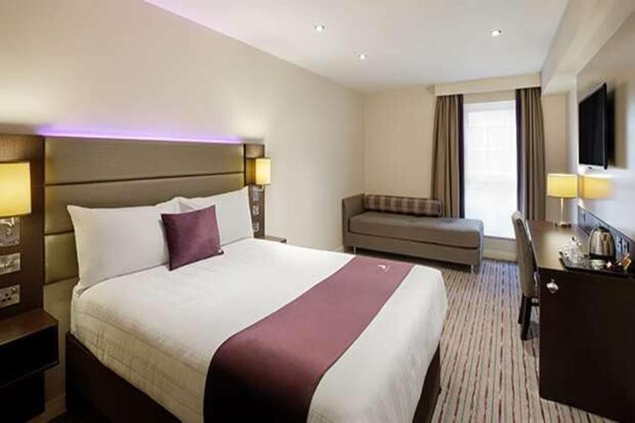 Premier Inn London Gatwick Airport South - London Road Crawley Kültér fotó