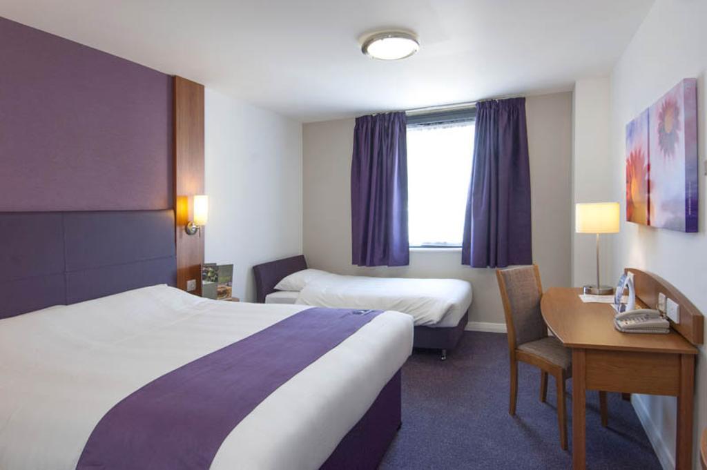Premier Inn London Gatwick Airport South - London Road Crawley Kültér fotó