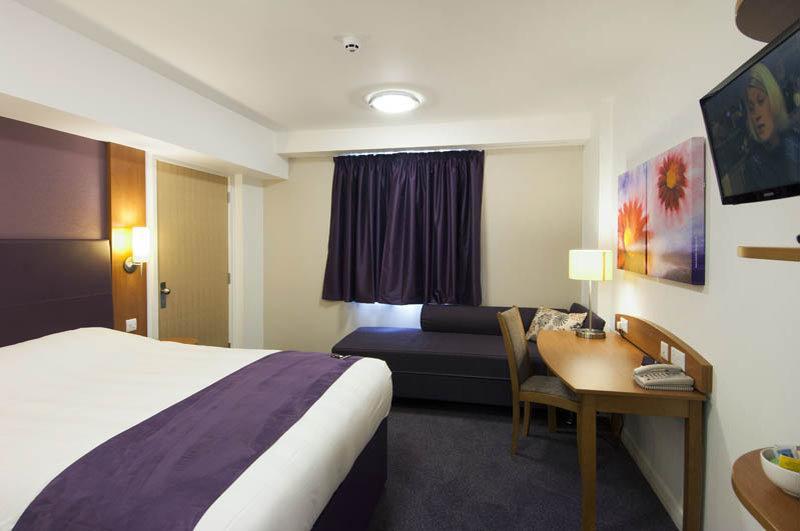 Premier Inn London Gatwick Airport South - London Road Crawley Kültér fotó