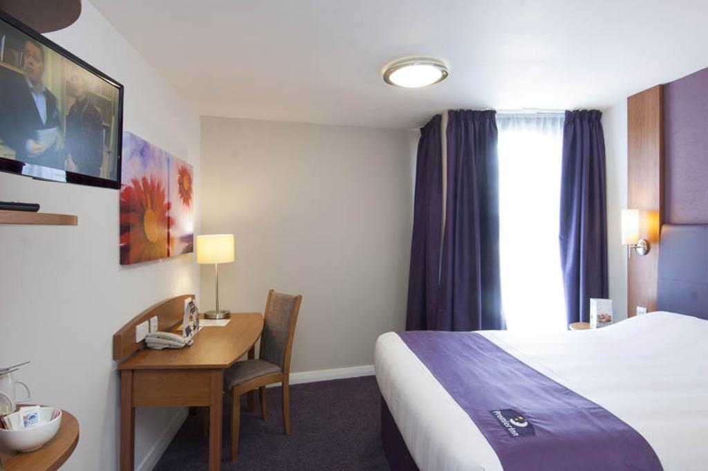 Premier Inn London Gatwick Airport South - London Road Crawley Kültér fotó